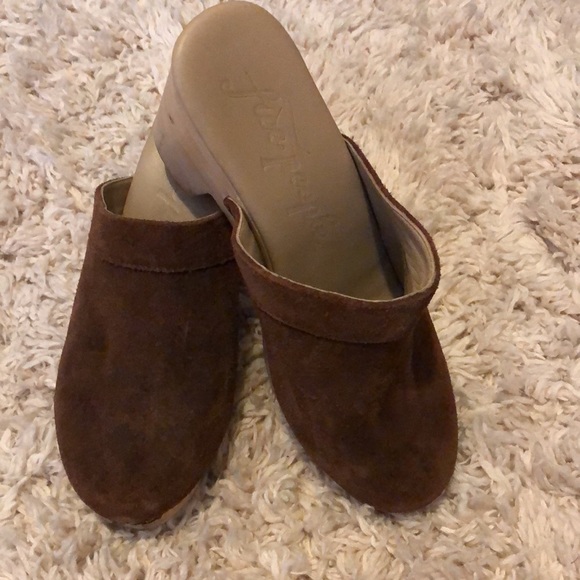 Suede clogs with wood heel. - Picture 2 of 4